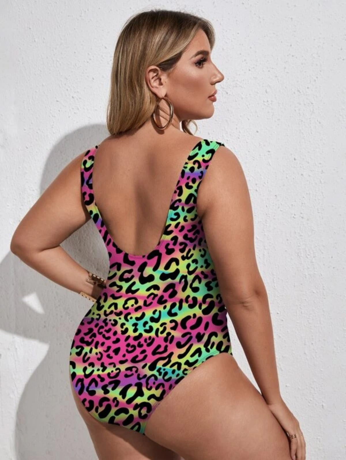 Großer einteiliger Bikini mit Leopardenmuster
