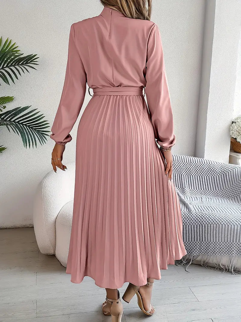 Schlichtes Kleid mit Stehkragen und Plissiertem Gürtel