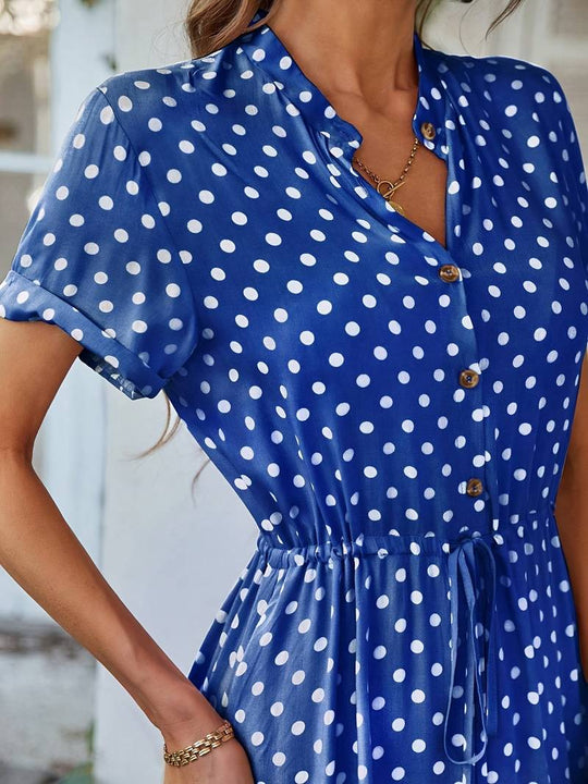 A-linien-kleid mit polka-dot-print und v-ausschnitt