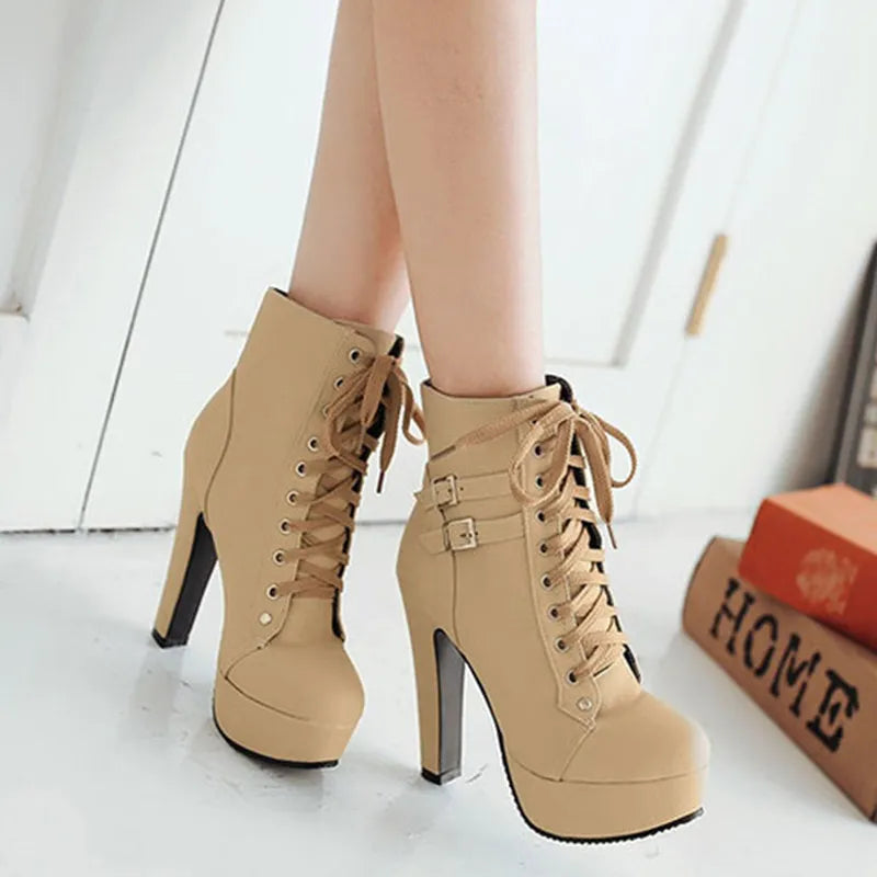 Schnürstiefel mit Gürtelschnalle