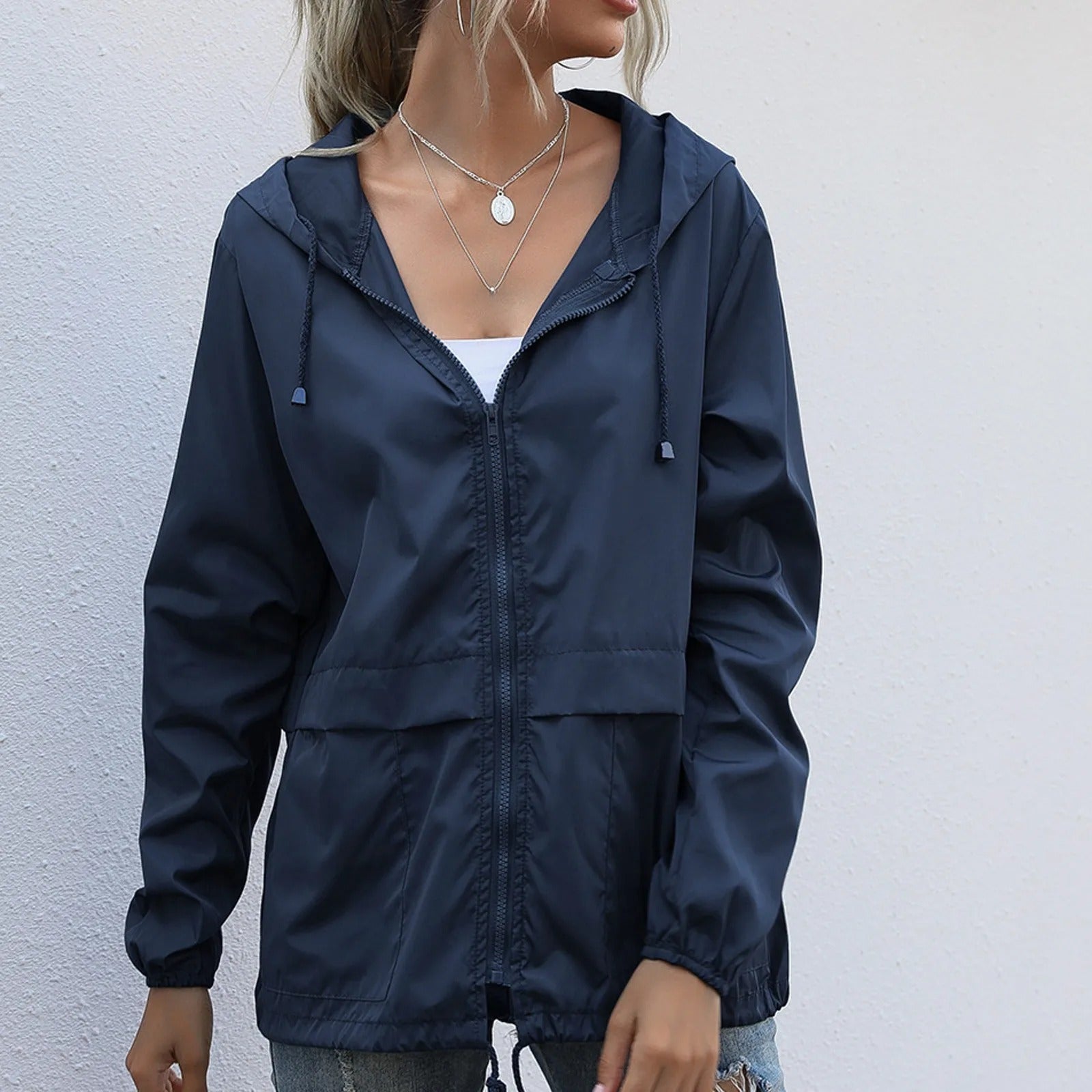Leichte Windjacke mit Kapuze