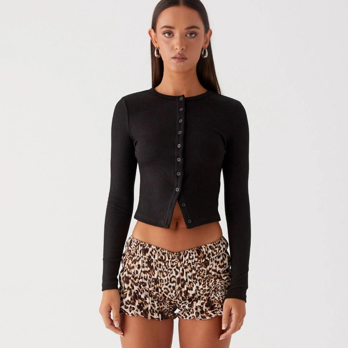Einfarbige schmal geschnittene lange Strickjacke
