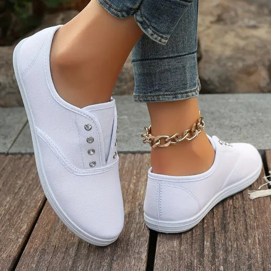 Entspannte Schuhe mit Kristallöse