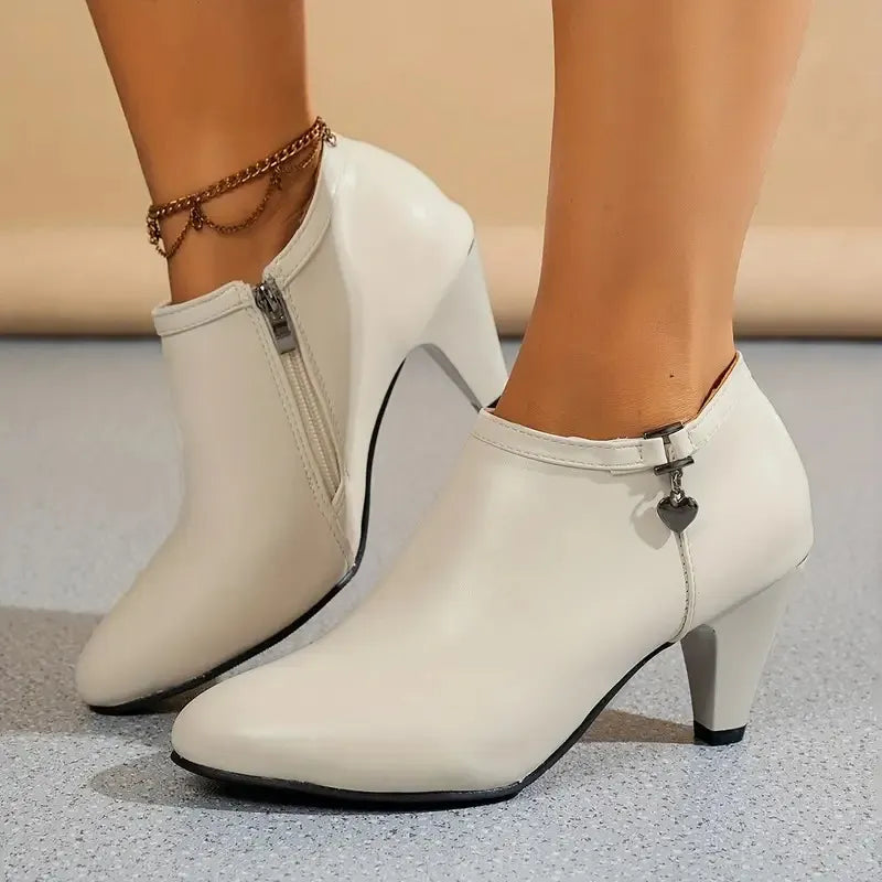 Zeitlose Stiefeletten im femininen Spitzen-Design