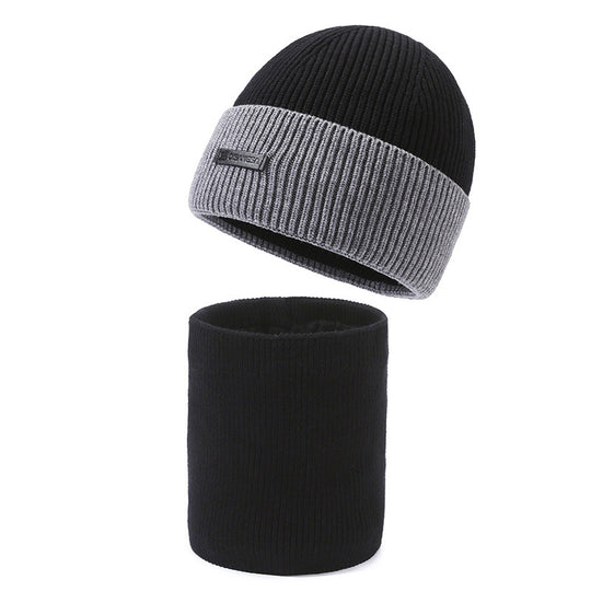 Wärmendes Set aus Strickmütze und Nackenwärmer