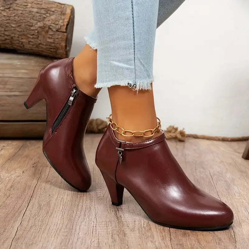 Zeitlose Stiefeletten im femininen Spitzen-Design