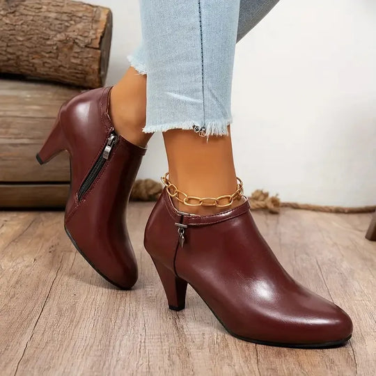 Zeitlose Stiefeletten im femininen Spitzen-Design