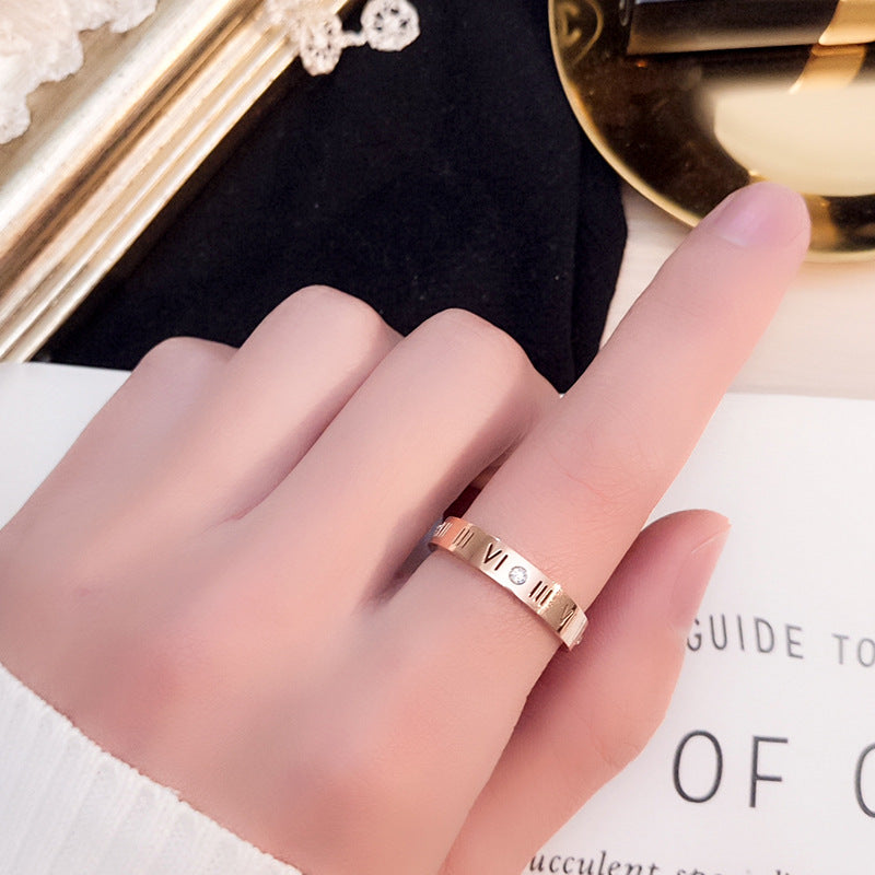 Damen Ring mit römischer Zifferngravur und funkelndem Akzent Shop Nory