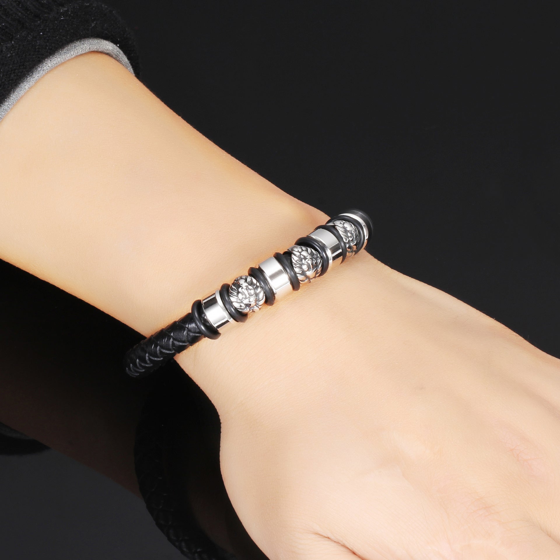 Herren Lederarmband mit stilvollen Löwenanhängern Shop Nory