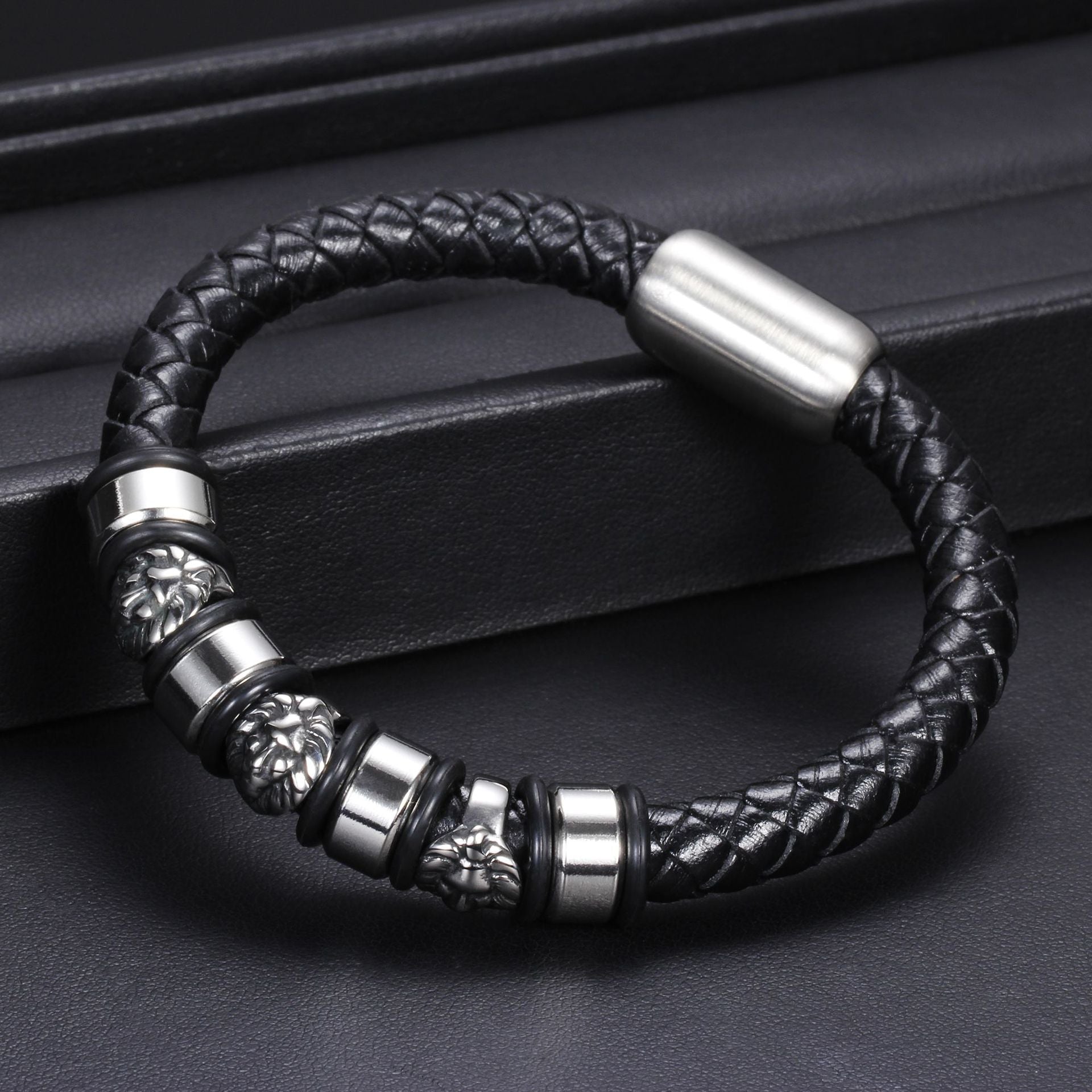 Herren Lederarmband mit stilvollen Löwenanhängern Shop Nory