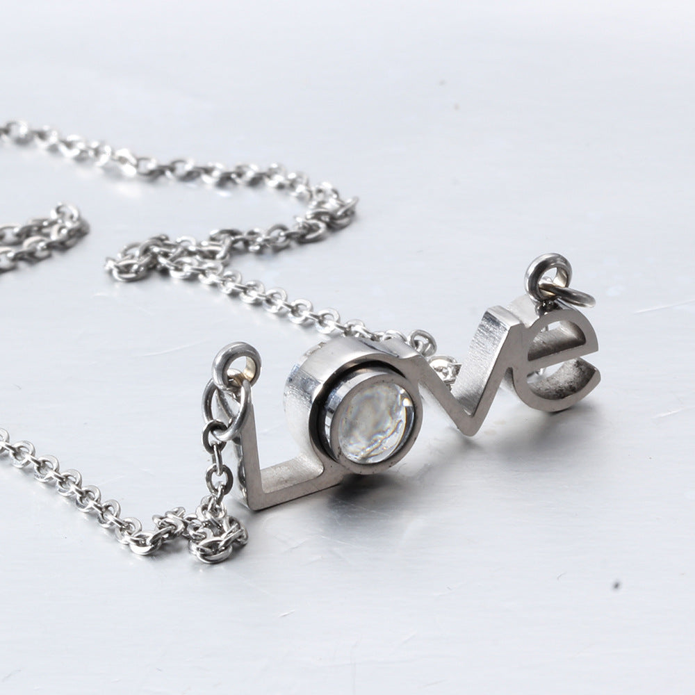 Damen Halskette mit modernem Love-Anhänger und elegantem Edelstein Shop Nory