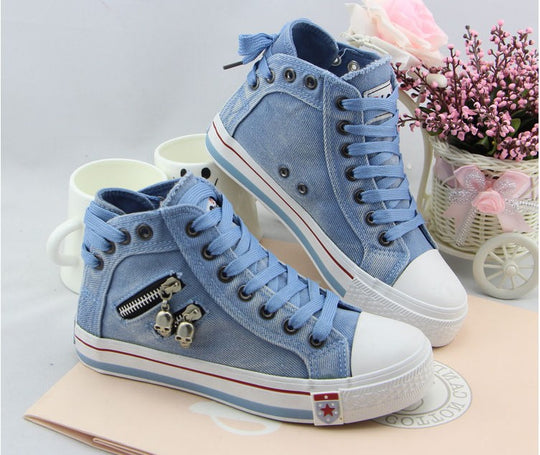 Damen nan hohe Sneaker im Jeanslook mit seitlichem Reißverschluss und dekorativen Anhängern Shop Nory