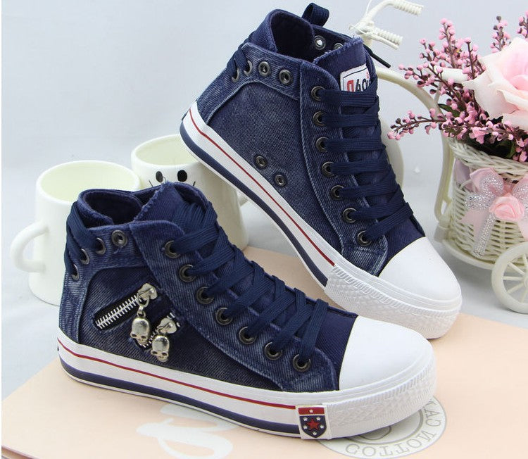 Damen nan hohe Sneaker im Jeanslook mit seitlichem Reißverschluss und dekorativen Anhängern Shop Nory