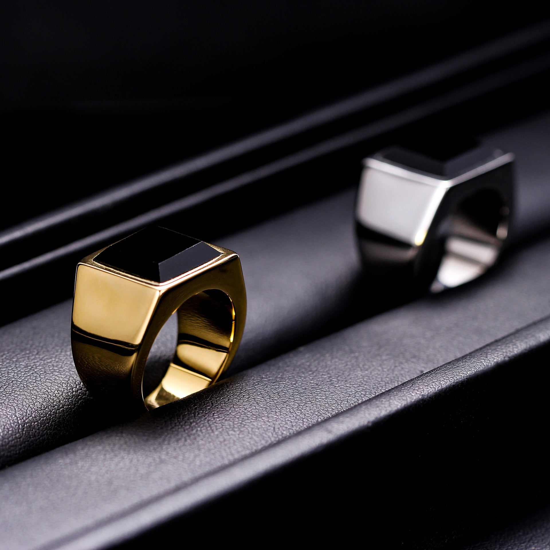 Herren Ring mit quadratischem Onyxstein und modernem Design Shop Nory