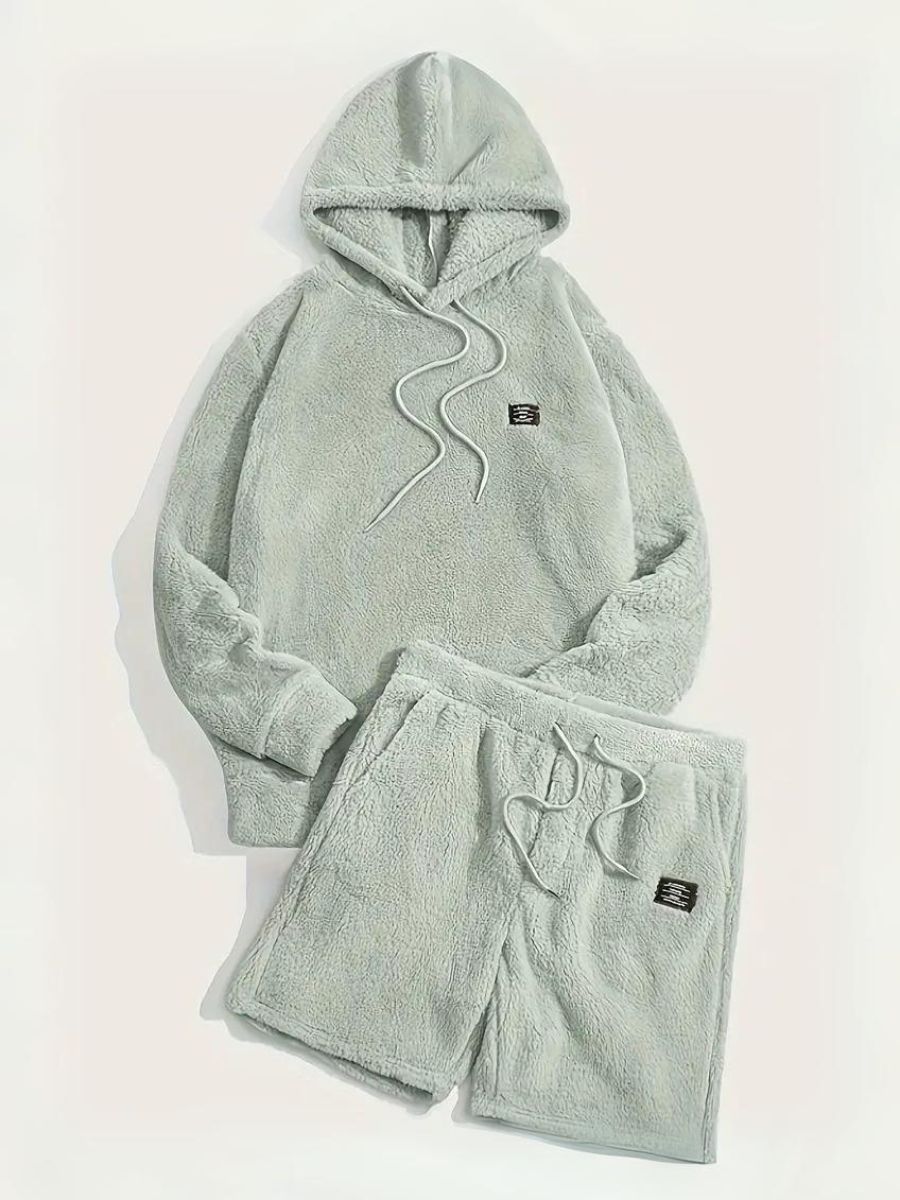 Fluffy Hoodie und Shorts