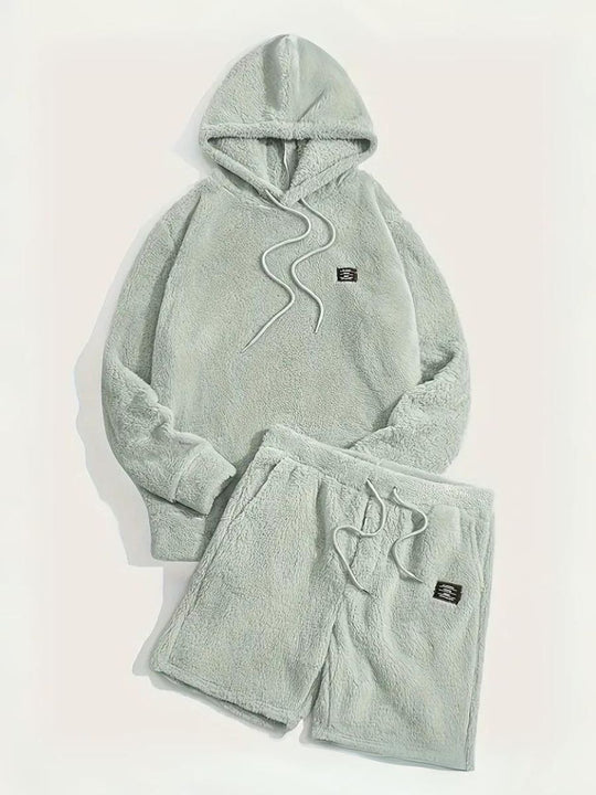Fluffy Hoodie und Shorts