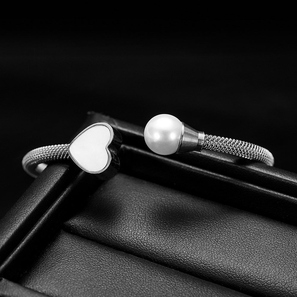 Damen Armreif mit Herzdesign und elegantem Perlenakzent Shop Nory