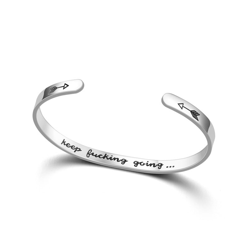 Damen Offener Armreif mit inspirierendem Schriftzug und elegantem Pfeildesign Shop Nory