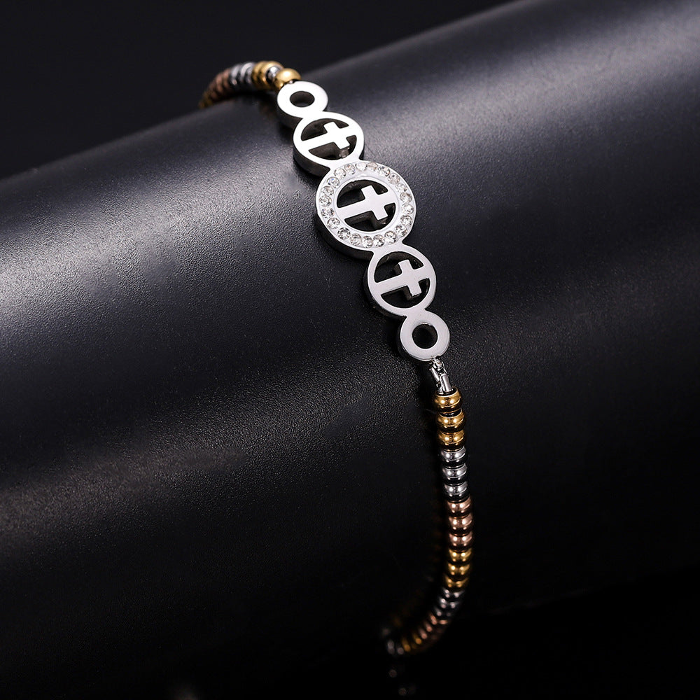 Damen Armband mit verstellbarem Kreuz-Design und funkelnden Akzenten Shop Nory
