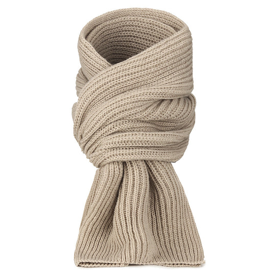 Strickmütze und langer Schal im Set