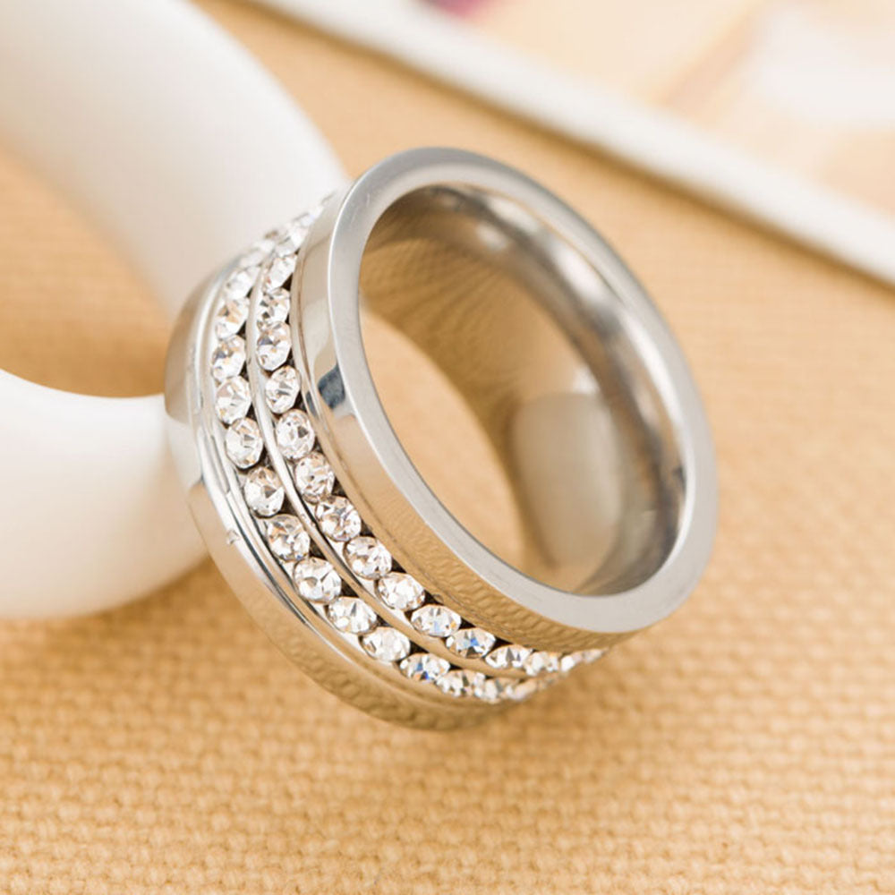 Damen Ring mit funkelnden Kristallen und eleganter Oberfläche Shop Nory