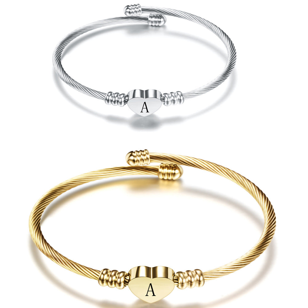 Damen Armband aus Edelstahl mit herzförmigem Anhänger und personalisierbarem Initial Shop Nory