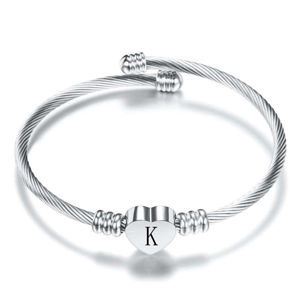 Damen Armband aus Edelstahl mit herzförmigem Anhänger und personalisierbarem Initial Shop Nory
