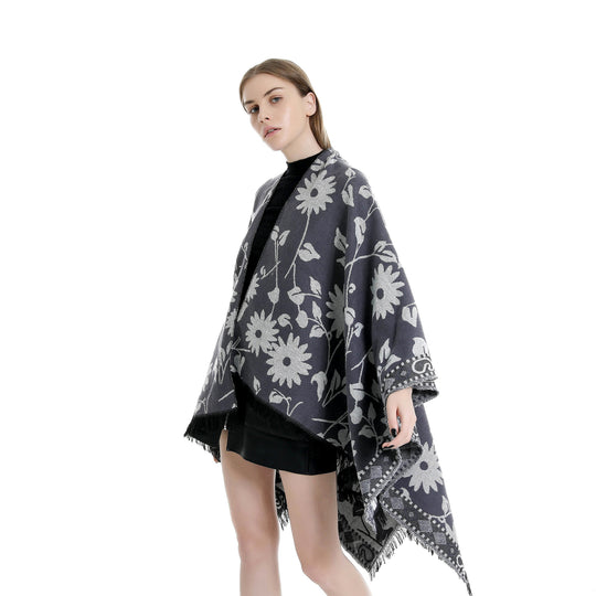 Damen Jacquard‑Ruana‑Poncho mit floralem Jacquard, Fransensaum und weichem Wollmix Shop Nory