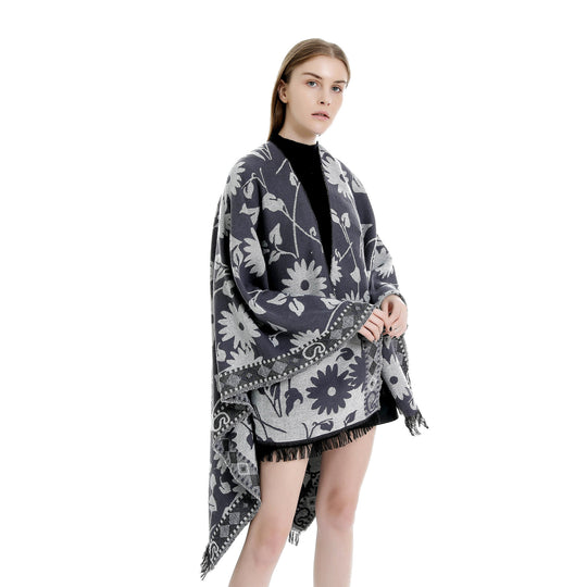 Damen Jacquard‑Ruana‑Poncho mit floralem Jacquard, Fransensaum und weichem Wollmix Shop Nory