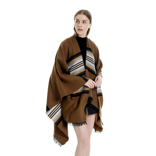 Damen Lässiger Ruana-Poncho aus Wollmix mit asymmetrischem Zipfel und feinem Streifenjacquard Shop Nory