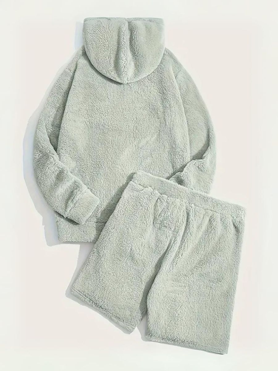 Fluffy Hoodie und Shorts