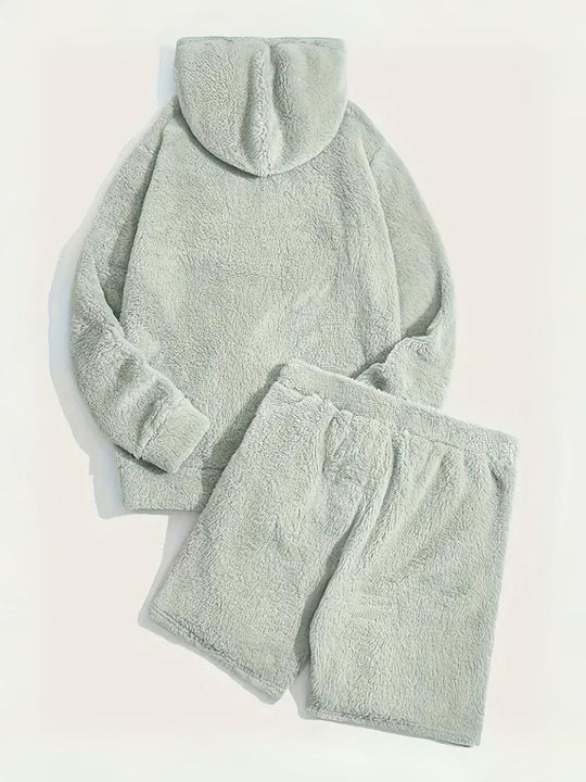 Fluffy Hoodie und Shorts