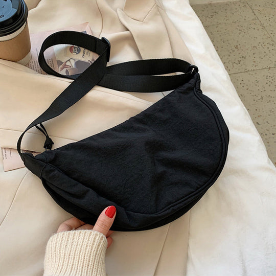 Halbmondförmige Tasche