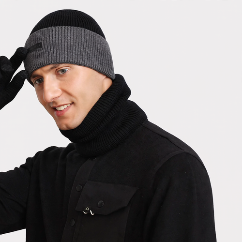 Wärmendes Set aus Strickmütze und Nackenwärmer