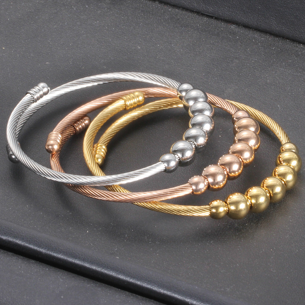 Damen Armreif mit elegantem, geschwungenem Drahtdesign und glänzenden Metallakzenten Shop Nory