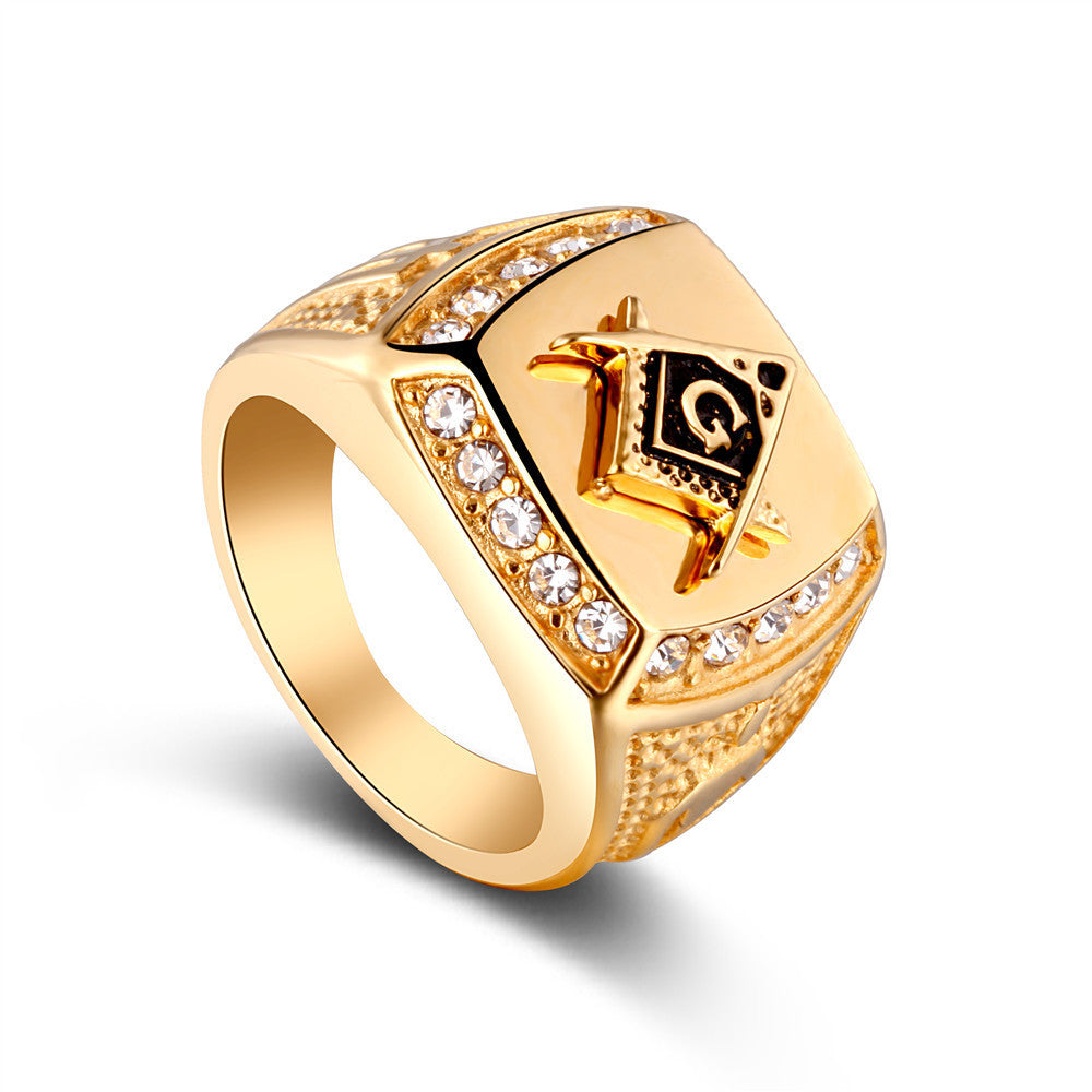 Herrenring mit kunstvoller Gravur und funkelnden Zirkonia Shop Nory