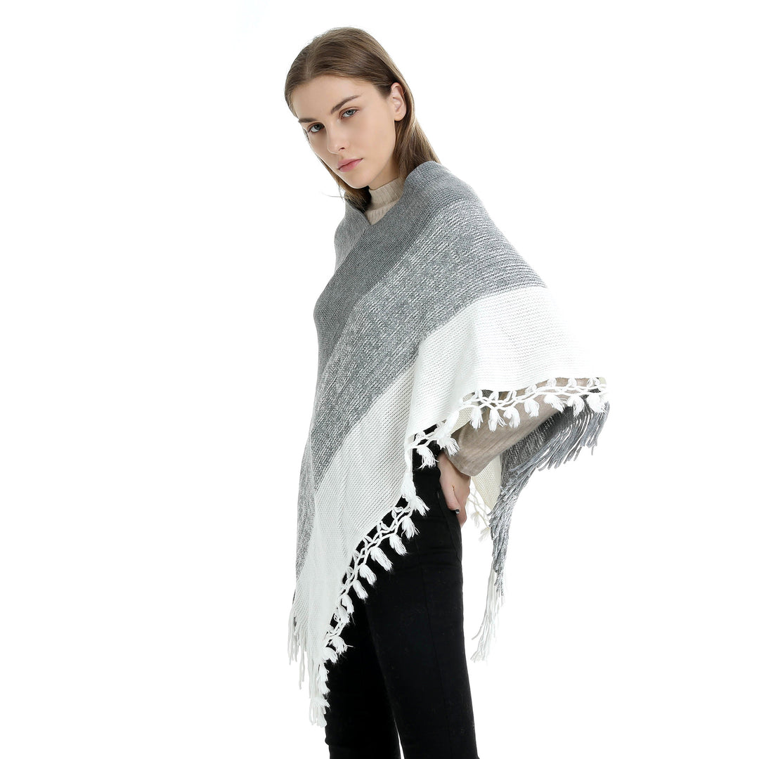 Damen Strick‑Ruana‑Poncho mit V‑Ausschnitt, asymmetrischem Zipfel und gehäkelten Fransen Shop Nory