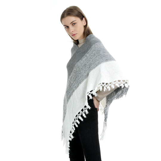 Damen Strick‑Ruana‑Poncho mit V‑Ausschnitt, asymmetrischem Zipfel und gehäkelten Fransen Shop Nory