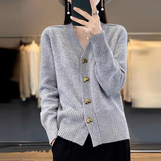 Damen-Strickjacke mit V-Ausschnitt und Herzknöpfen