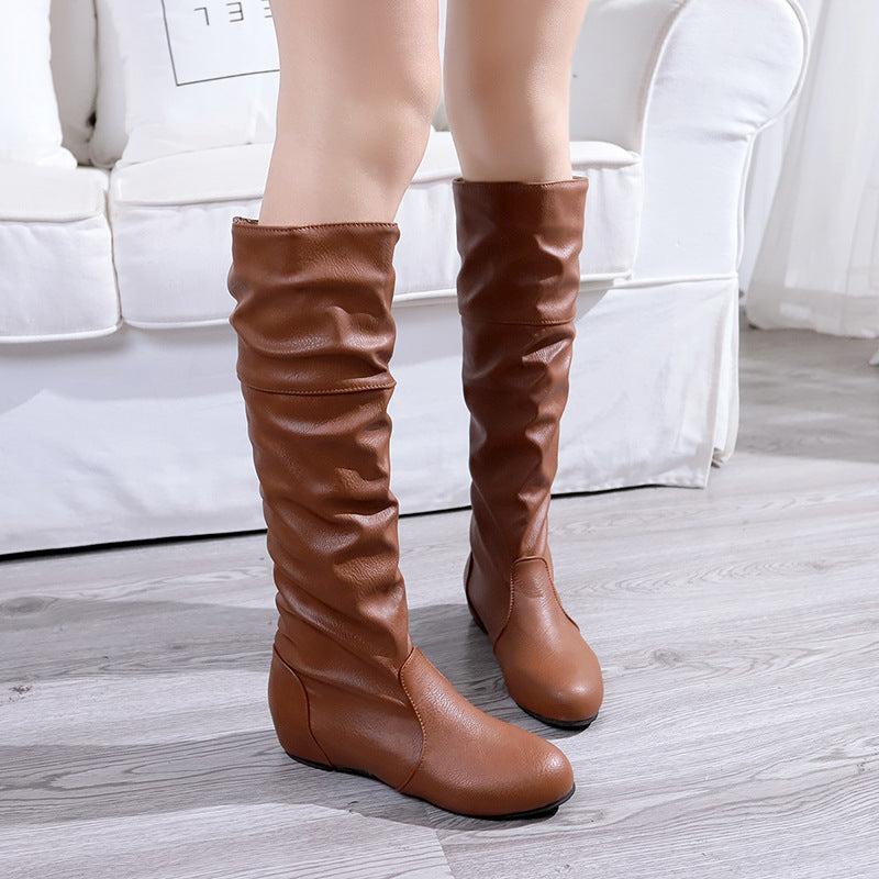 Damen Overknee-Stiefel aus weichem Kunstleder mit slouchigem Schaft und flachem Keilabsatz Shop Nory