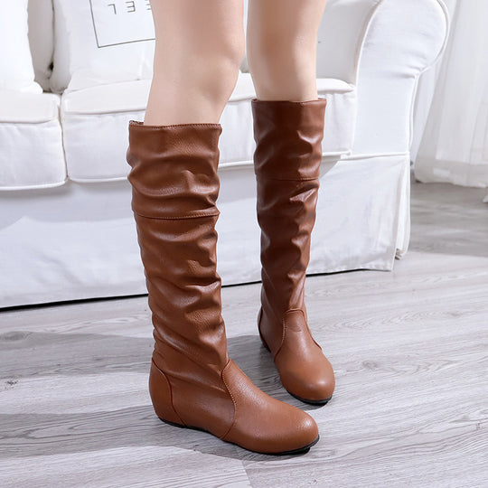 Damen Overknee-Stiefel aus weichem Kunstleder mit slouchigem Schaft und flachem Keilabsatz Shop Nory
