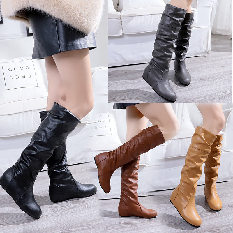 Damen Overknee-Stiefel aus weichem Kunstleder mit slouchigem Schaft und flachem Keilabsatz Shop Nory