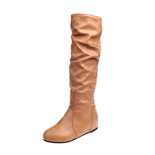 Damen Overknee-Stiefel aus weichem Kunstleder mit slouchigem Schaft und flachem Keilabsatz Shop Nory