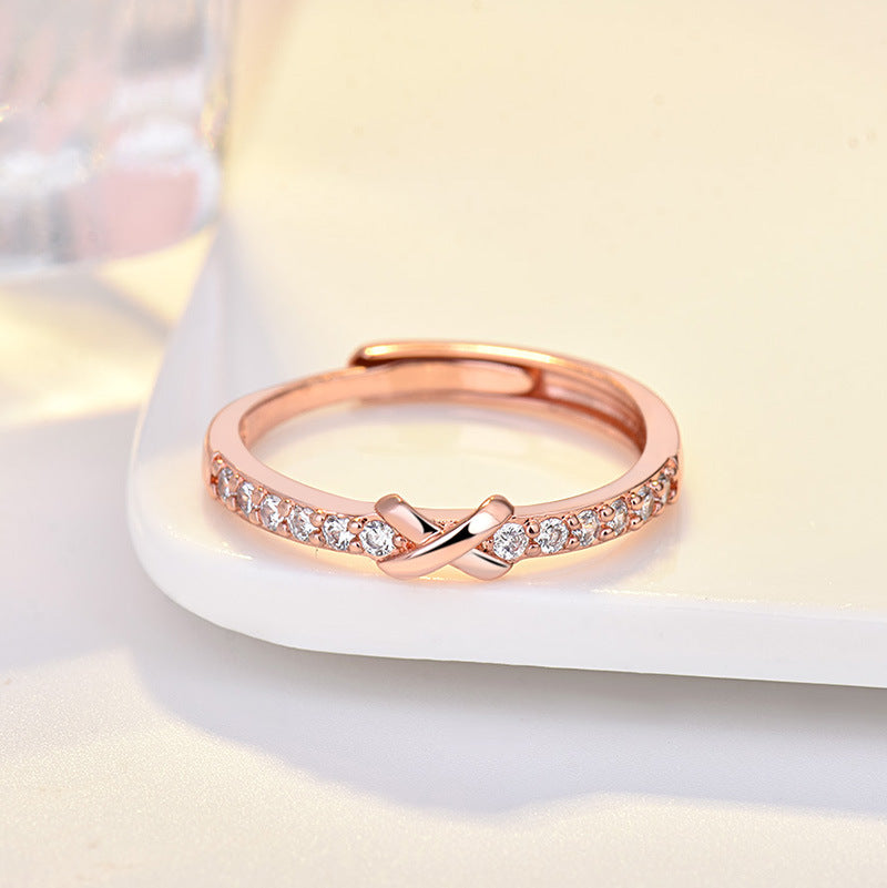 Damenring mit elegantem Kreuzdesign und funkelndem Zirkoniabeschlag Shop Nory