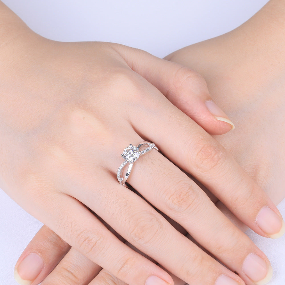 Damen Ring mit funkelndem Solitär und eleganten Zirkonia-Details Shop Nory