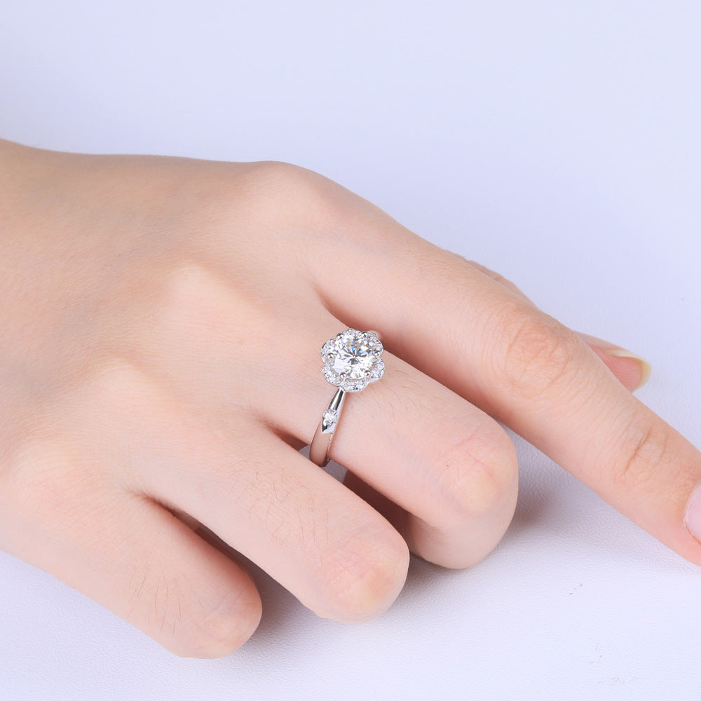 Damen eleganter Blütenring mit funkelndem Hauptstein und kunstvollen Zirkonia-Akzenten Shop Nory