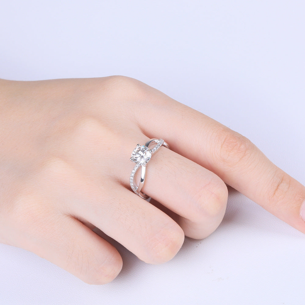 Damen Ring mit funkelndem Solitär und eleganten Zirkonia-Details Shop Nory