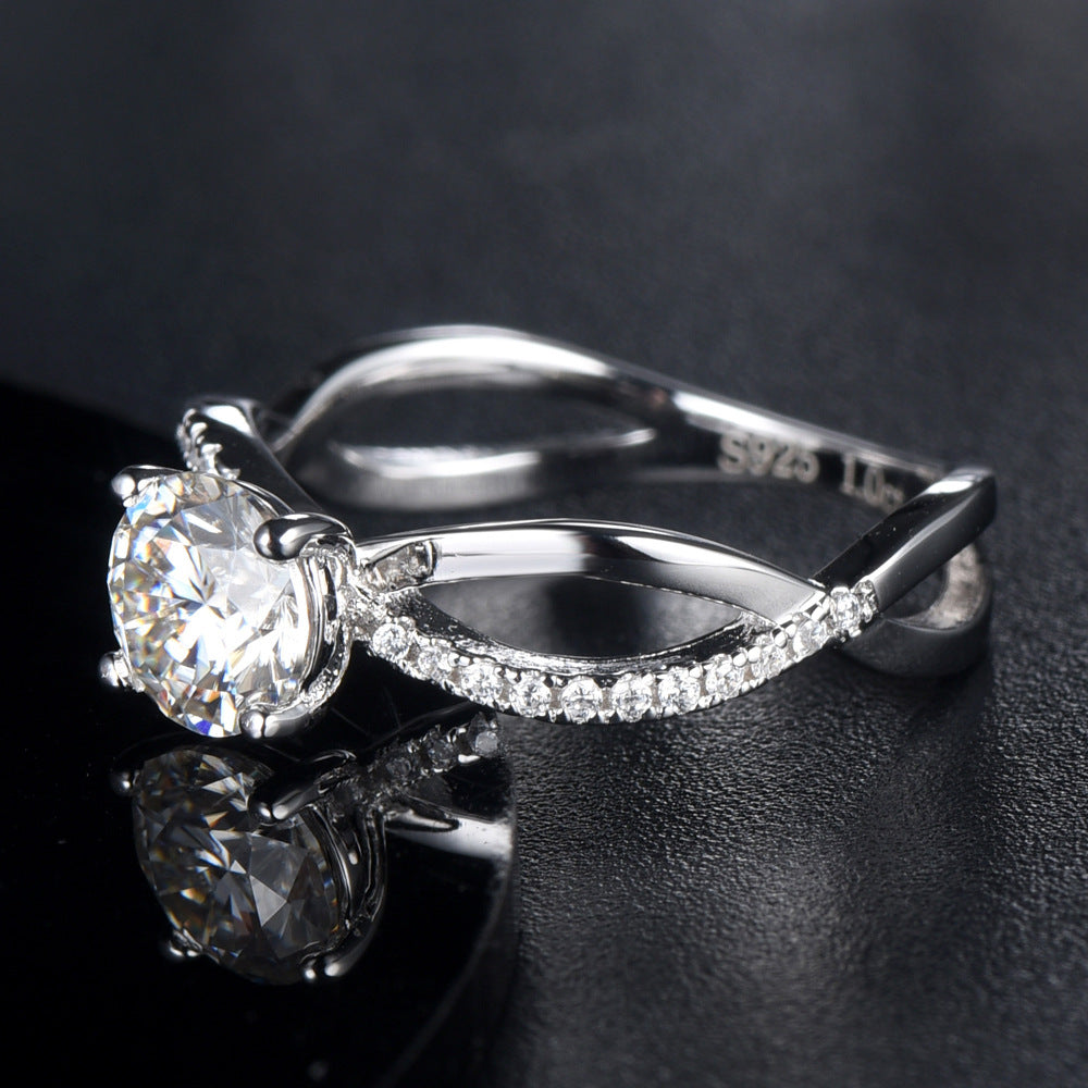 Damen Ring mit funkelndem Solitär und eleganten Zirkonia-Details Shop Nory
