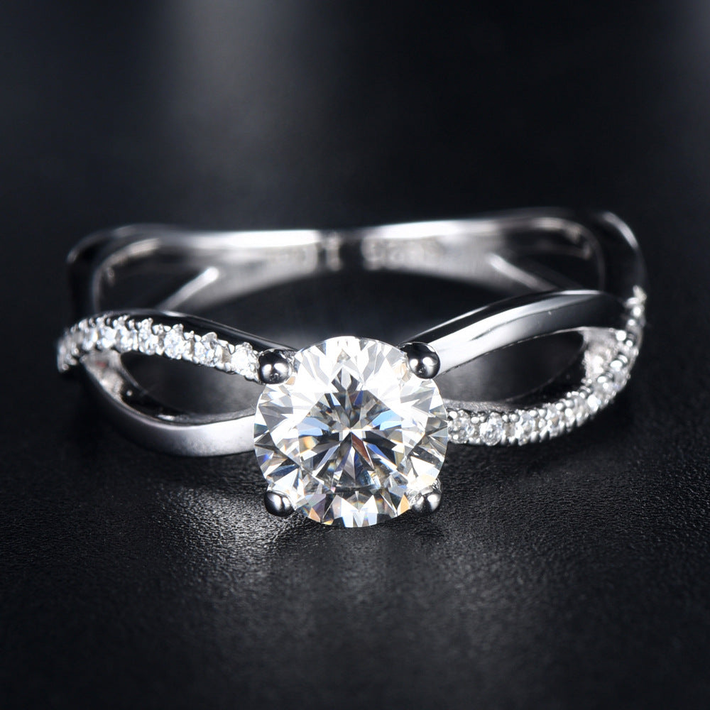 Damen Ring mit funkelndem Solitär und eleganten Zirkonia-Details Shop Nory