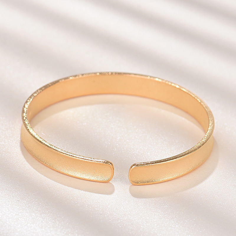 Damenarmreif mit stilvollem, minimalistischen Design und kunstvollen Details Shop Nory